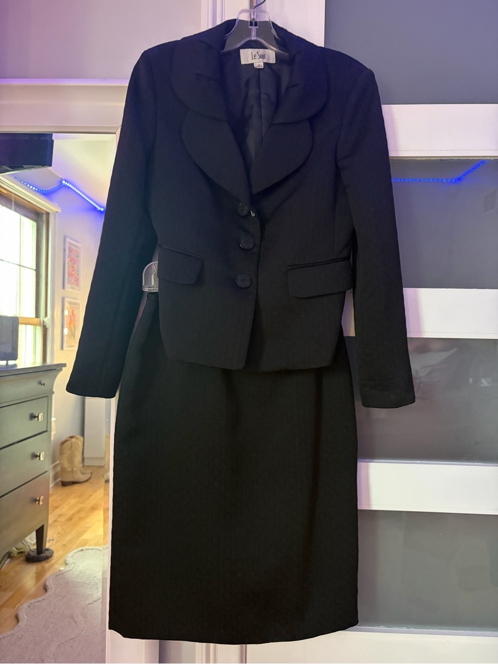 Le Suit Black Women's Two-Piece Skirt Suit with Scalloped Lapel